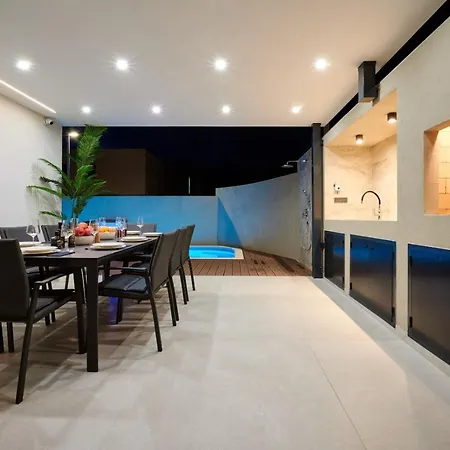 Vila Luxury One In With Heated Pool