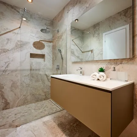 Luxury One In With Heated Pool Vila Split