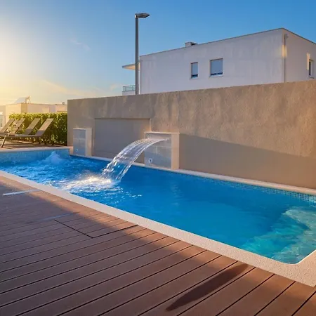 Luxury One In With Heated Pool Split