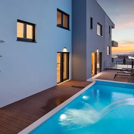 Vila Luxury One In With Heated Pool
