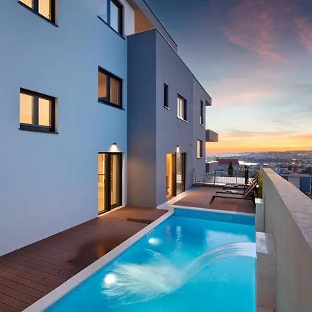 Luxury One In With Heated Pool Villa Split