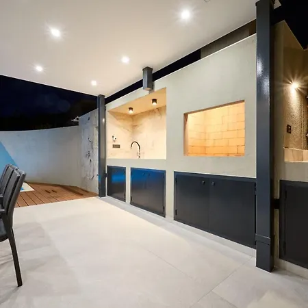 Villa Luxury One In With Heated Pool Split