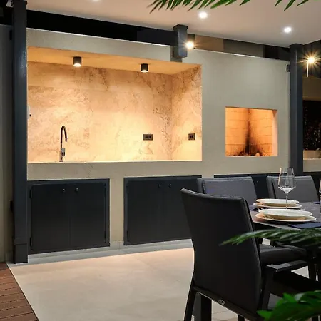 Villa Luxury One In With Heated Pool *