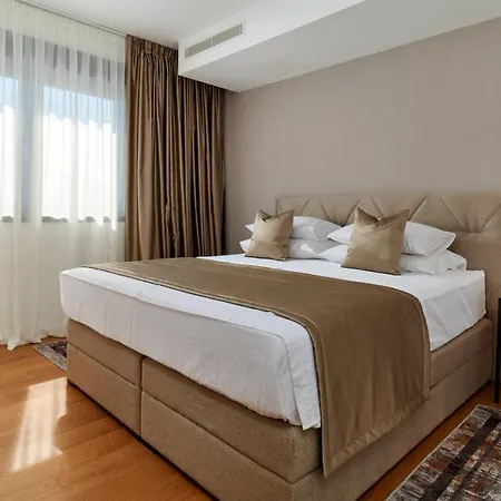 Luxury One In With Heated Pool سبليت
