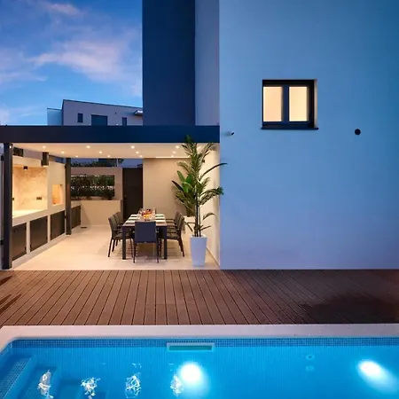 Luxury One In With Heated Pool * سبليت
